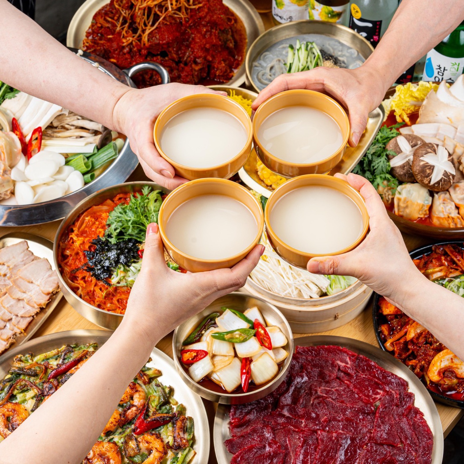 팔도밀방에서 막걸리로 건배하는 모습